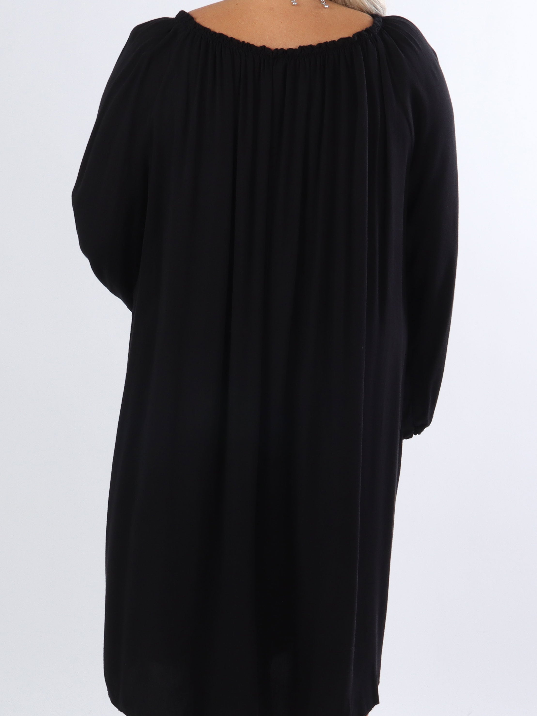 Nicole - Fin tunikakjole i plus size med bindebånd